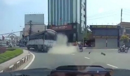 Thót tim xe tải đang đi bị nổ văng lốp ra đường