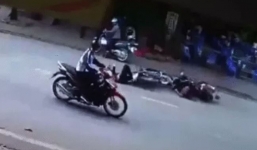 Đứng giữa đường nghe điện thoại, người phụ nữ gây tai nạn kinh hoàng