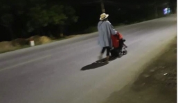 Hot girl Bella lại lôi con trai đi lang thang ở Quảng Ninh