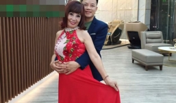 Livestream, cô dâu 62 tuổi gặp sự cố trang phục