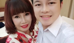 Mặc váy hoa diêm dúa nhìn rõ nội y, cô dâu 62 tuổi khiến người xem lắc đầu