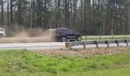 Ôtô đâm dải phân cách đúng lúc đoàn xe Tổng thống Donald Trump đi đến