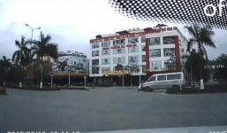 Xe Mercedes húc tung người ở điểm đen giao thông