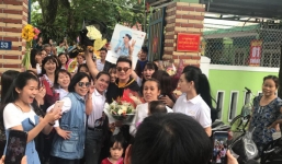 Đàm Vĩnh Hưng hạnh phúc trong vòng vây của fan