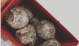 Xôn xao cô gái khoe mua trứng rùa biển rồi luộc ăn