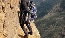 Rùng mình cảnh thanh niên đi bộ trên vách núi cao 1.200m 