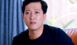 Phản ứng lạ của Trường Giang: liên tục né máy quay khi đi nhận giải thưởng