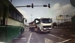 Thót tim khoảnh khắc xe buýt vượt đèn đỏ khiến xe bồn suýt gây tai nạn thảm khốc