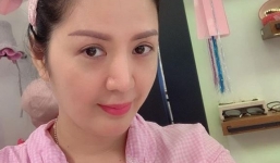 Vợ Thứ trưởng Bộ Tài chính tự tin khoe mặt mộc, đi dép lê