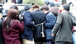 Vụ mua dâm xuyên quốc gia: Jung Joon Young bị còng tay đưa đến phòng giam