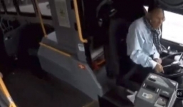 Khoảnh khắc kinh hoàng khi xe bus bị ô tô đâm 