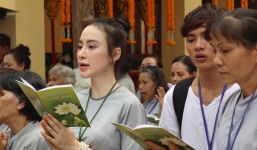 Xôn xao hình ảnh Angela Phương Trinh nương nhờ cửa Phật, rời showbiz