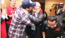 HLV Park Hang-seo ngại ngùng khi tài tử Cha In-pyo ôm hôn trong họp báo