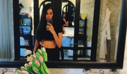 Phạm Hương 'nổi loạn' tiếp tục khoe thân không giới hạn