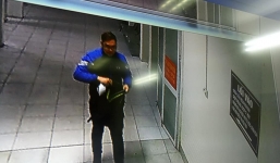 Khoảnh khắc nam thanh niên lấy ba lô trộm xe máy của nữ sinh thực tập BV