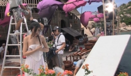 Clip Hà Tăng thay đồ suýt lộ vòng 1 bất ngờ bị dân mạng chia sẻ