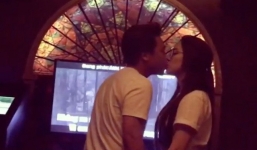 Hòa Minzy chẳng ngần ngại ôm hôn bạn trai dù đang quay video