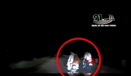 Hàng chục thanh niên ngông cuồng dàn hàng thách thức ô tô trên đường