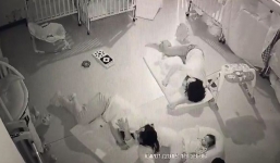 Không chịu ngủ trưa, bé 11 tháng bị cô giáo nằm lên người tử vong