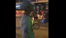 Va chạm giao thông, tài xế bị giang hồ tát thẳng mặt