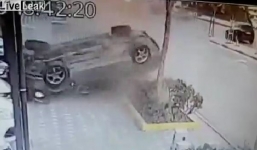 Ô tô mất lái lao lên vỉa hè nhào lộn như phim 