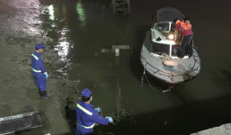 Thi thể nam giới không mặc quần áo trôi trên sông