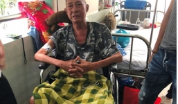 Xót xa nghệ sĩ Lê Bình nằm ngoài hành lang bệnh viện, không ai chăm sóc