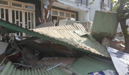 Container tông sập nhiều nhà, người dân hoảng hốt bỏ chạy