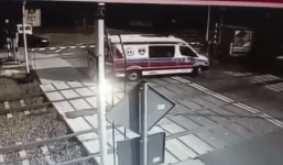 Hãi hùng khoảnh khắc xe cứu thương bị tàu hỏa nghiền nát