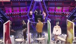 Puka gặp sự cố trang phục khi hớ hênh chỉnh váy trên truyền hình