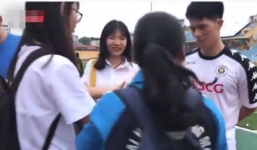 Fan nữ chạy xuống sân tặng bim bim, nước ngọt cho Đình Trọng