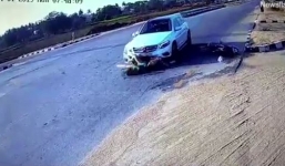 Kinh ngạc, cặp đôi bị ô tô chèn qua người vẫn đứng dậy đi lại bình thường