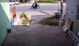 Phóng nhanh, xe máy tông trực diện ô tô ngược chiều