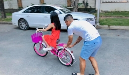 Thủy Tiên - Công Vinh đăng ảnh con gái khoe điều khác biệt