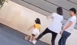 Bức xúc mẫu nhí bị mẹ bạo hành giữa đường