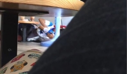 Cặp đôi học sinh vô tư nằm giữa quán trà sữa ôm hôn nhau