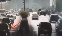 Khoảnh khắc 5 ô tô đâm nhau liên hoàn trong hầm Thủ Thiêm