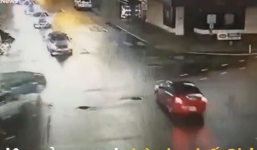 Khoảnh khắc tài xế say rượu vượt đèn đỏ, đâm thẳng vào xe cảnh sát