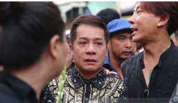 Người thân, nghệ sĩ bật khóc trong lễ di quan Anh Vũ