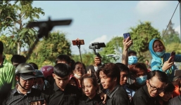 Nhiều người chen lấn, trèo lên mộ quay clip gia đình an táng Anh Vũ