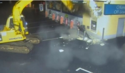 Trộm dùng máy xúc phá tường, múc cả cây ATM lên ô tô