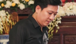 Trường Giang vội vã đến viếng đám tang Anh Vũ trong đêm 