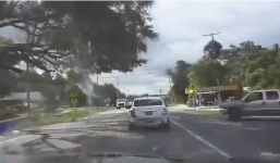 Màn truy đuổi gay cấn giữa cảnh sát và 3 cô gái không mặc đồ trên ô tô