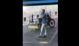 Choáng váng màn cướp điện thoại nhanh không tưởng