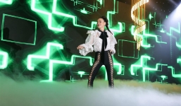 Hồ Ngọc Hà khiến khán giả đỏ mặt với chiếc quần siêu hở