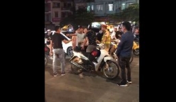 Thanh niên biến thái giở trò sàm sỡ, bị cô gái dạy cho bài học