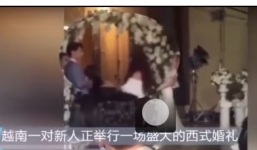 Bạn gái cũ lao lên sân khấu, chú rể giật mình không biết làm gì