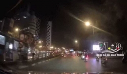 Khoảnh khắc xe buýt lao lên cầu vượt Thái Hà húc đổ cột giới hạn chiều cao