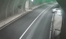 Sử dụng điện thoại liên tục, nữ tài xế gặp tai nạn kinh hoàng