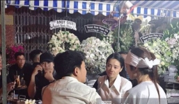 Trường Giang, Nhã Phương vội vã đến viếng đám tang mẹ Diễm My 9X